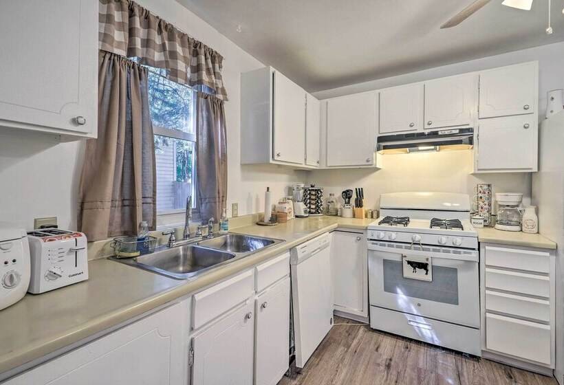 Cozy Home W/ Patio In The Heart Of Cañon City!