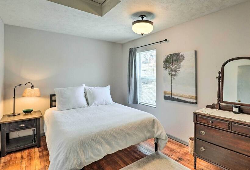 Cozy Omaha Vacation Rental: 6 Miles To Downtown!