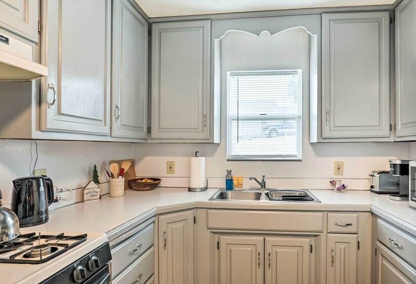 Cozy Omaha Vacation Rental: 6 Miles To Downtown!