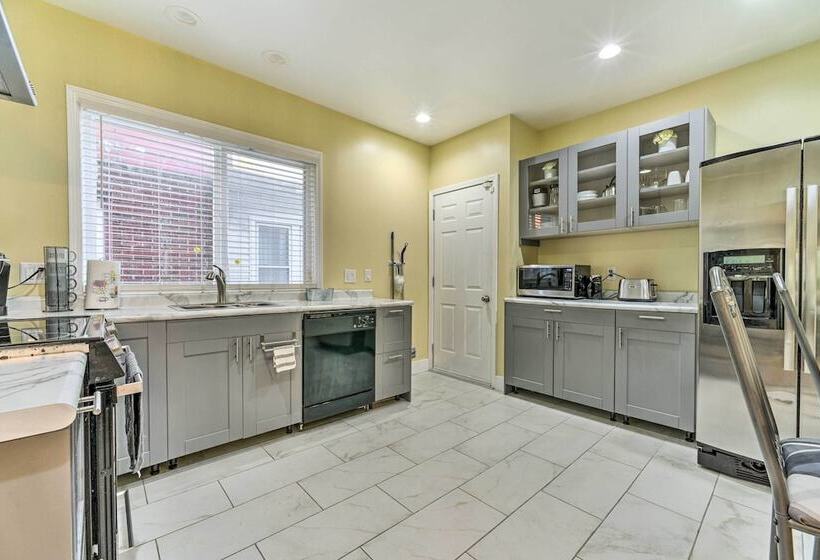 Elegant Detroit Home W/ Yard ~ 5 Mi To Dtwn!