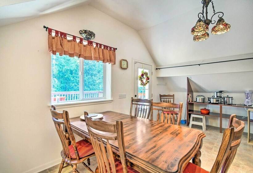 Chehalis Retreat W/ Scenic Views!