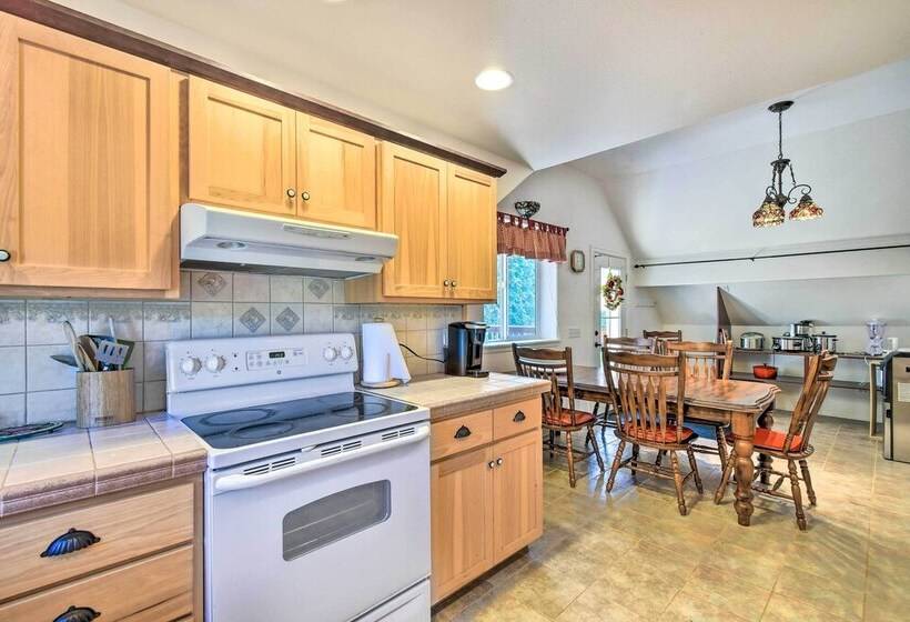 Chehalis Retreat W/ Scenic Views!