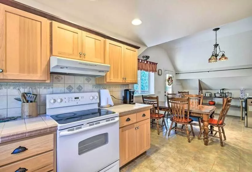 Chehalis Retreat W/ Scenic Views!