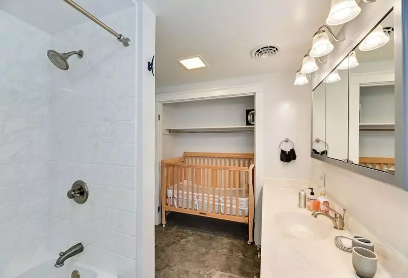 Finger Lakes Vacation Rental W/ Hot Tub & Pool