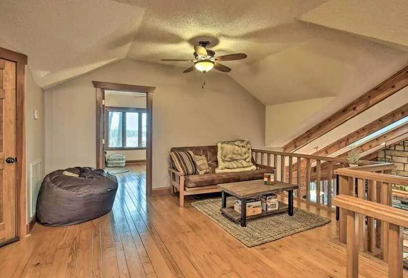 Hot Tub, Grill: Hilltop Log Cabin In Hot Springs!