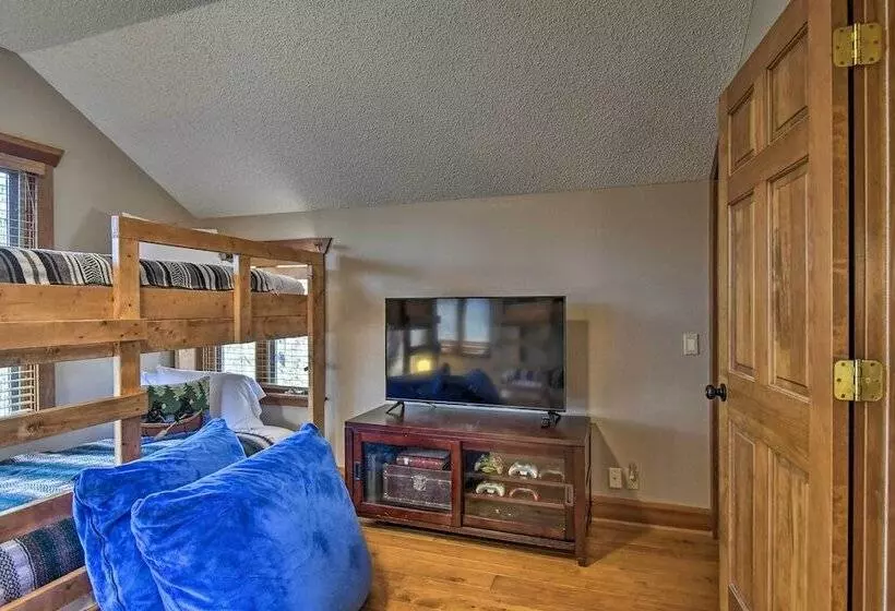 Hot Tub, Grill: Hilltop Log Cabin In Hot Springs!