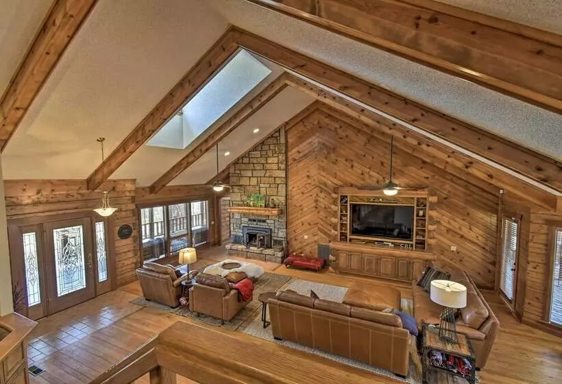 Hot Tub, Grill: Hilltop Log Cabin In Hot Springs!