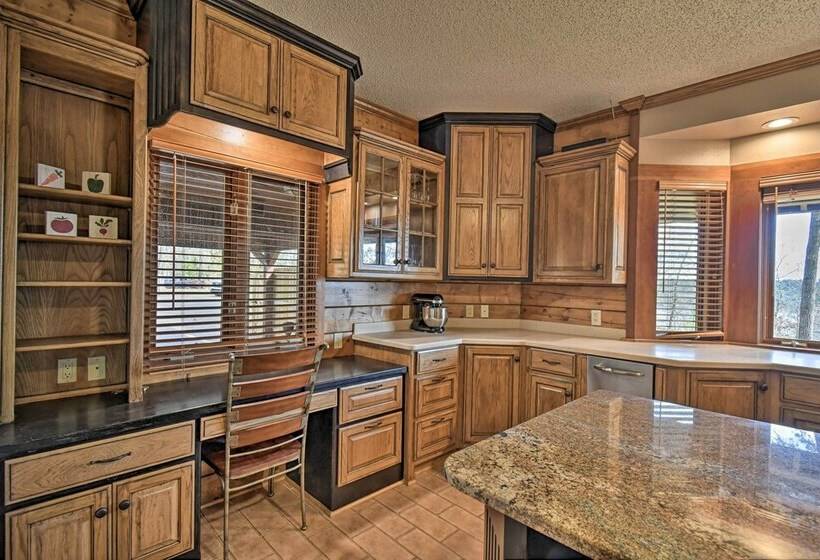 Hot Tub, Grill: Hilltop Log Cabin In Hot Springs!