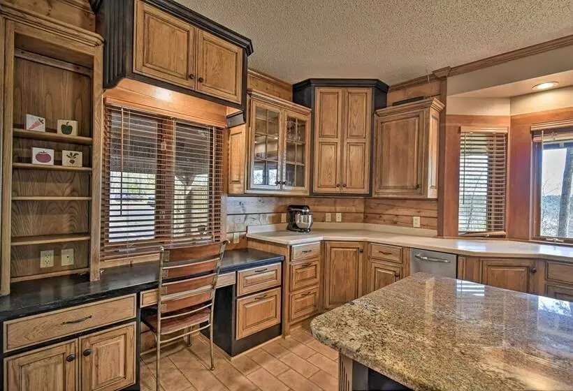 Hot Tub, Grill: Hilltop Log Cabin In Hot Springs!