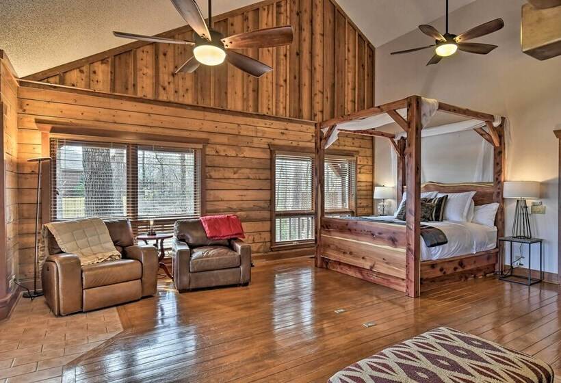 Hot Tub, Grill: Hilltop Log Cabin In Hot Springs!