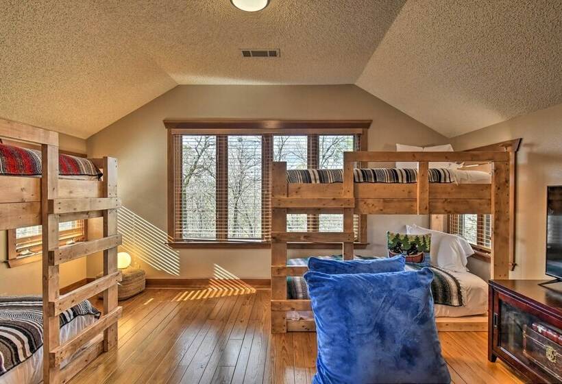 Hot Tub, Grill: Hilltop Log Cabin In Hot Springs!