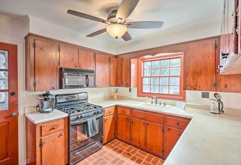 Lovely Freehold Home W/ Deck, 16 Mi To Slopes