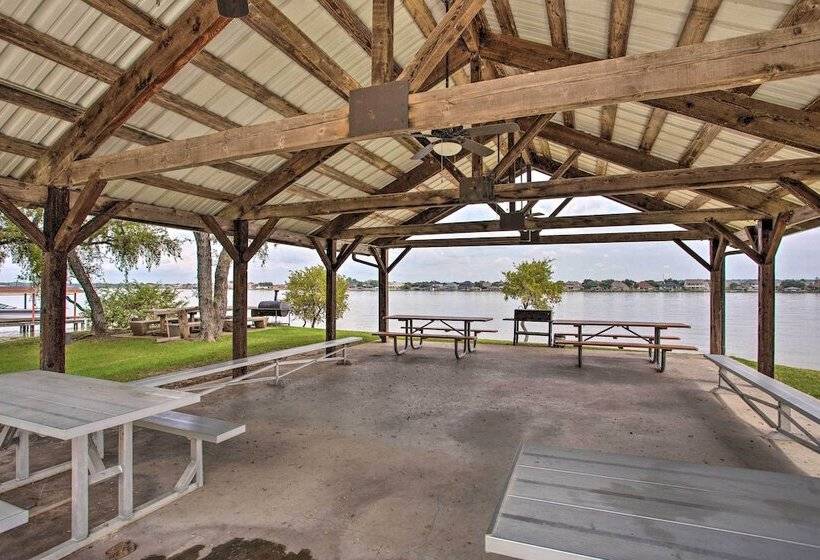 Granbury Cottage, Steps To Lake & Dock!