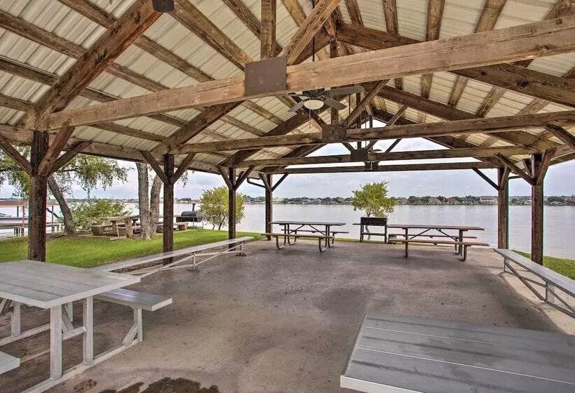 Granbury Cottage, Steps To Lake & Dock!