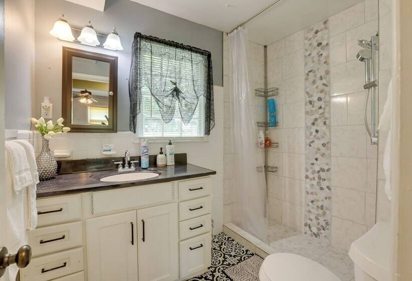 Modern Birmingham Escape W/ Yard + Fire Pit!