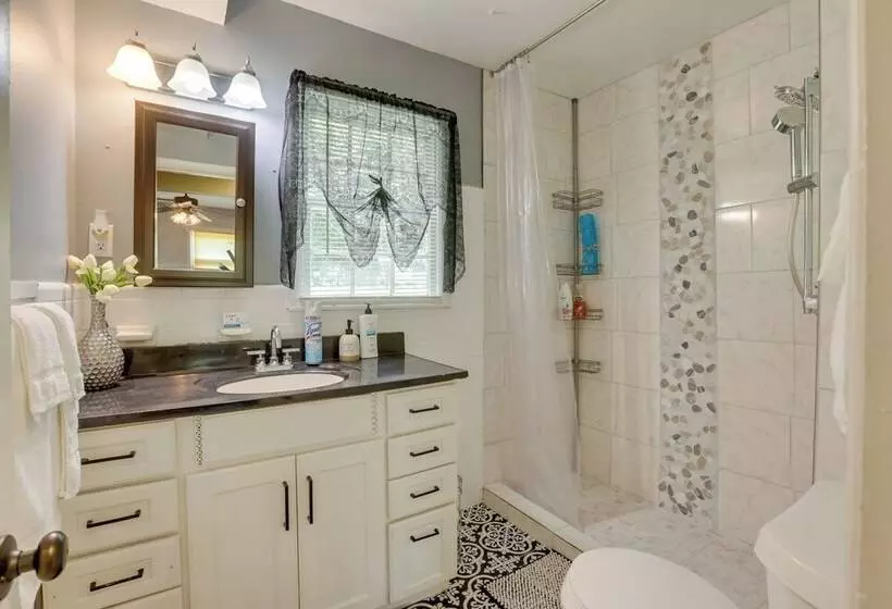 Modern Birmingham Escape W/ Yard + Fire Pit!