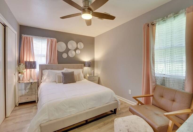 Modern Birmingham Escape W/ Yard + Fire Pit!