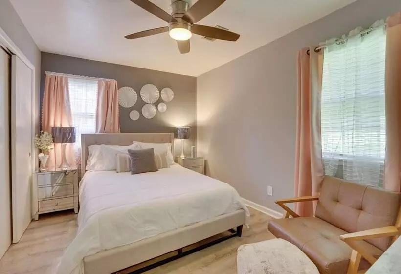 Modern Birmingham Escape W/ Yard + Fire Pit!