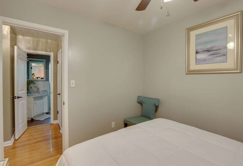 Modern Birmingham Escape W/ Yard + Fire Pit!