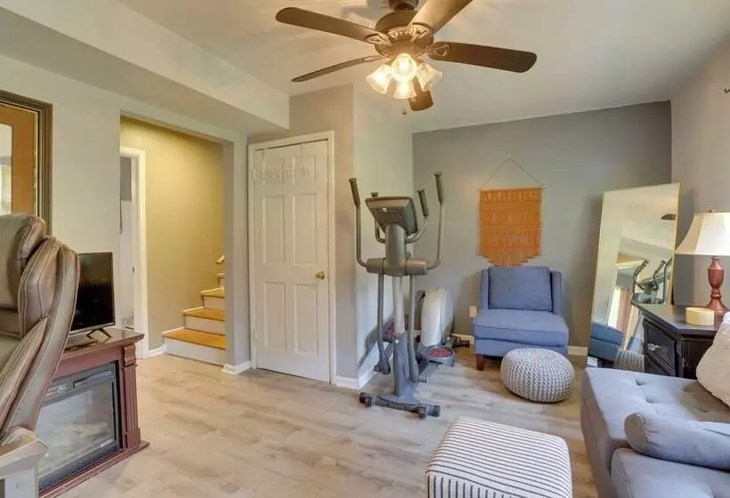 Modern Birmingham Escape W/ Yard + Fire Pit!