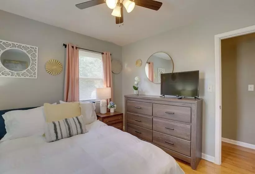 Modern Birmingham Escape W/ Yard + Fire Pit!