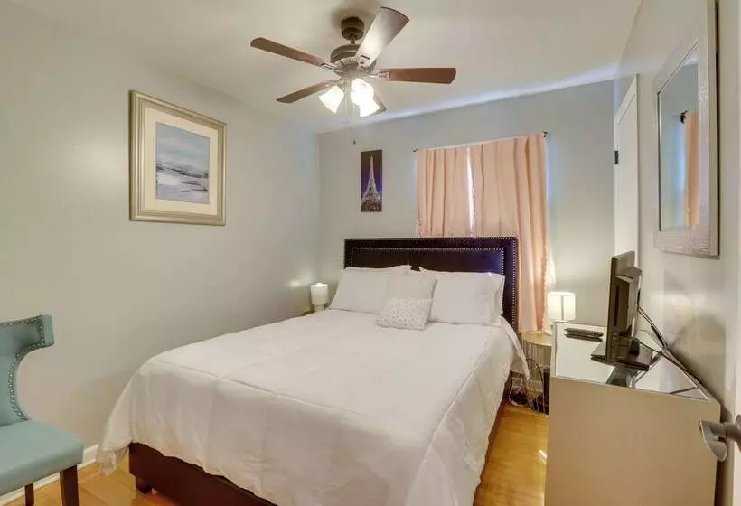 Modern Birmingham Escape W/ Yard + Fire Pit!