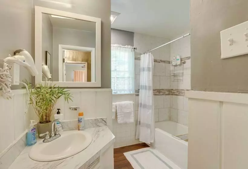 Modern Birmingham Escape W/ Yard + Fire Pit!