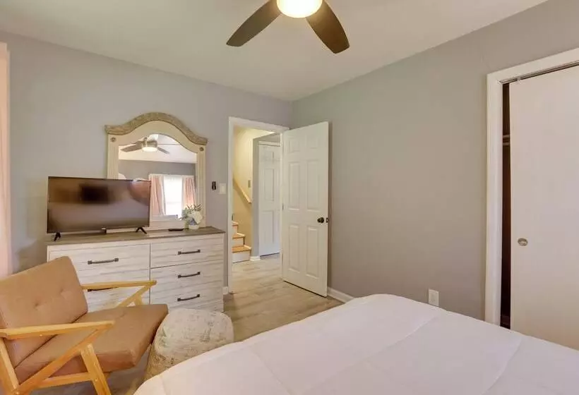 Modern Birmingham Escape W/ Yard + Fire Pit!