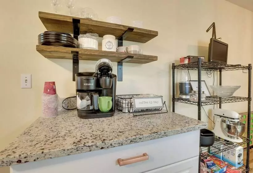 Modern Birmingham Escape W/ Yard + Fire Pit!