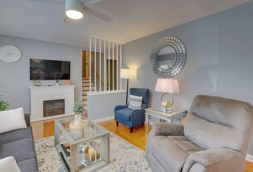 Modern Birmingham Escape W/ Yard + Fire Pit!