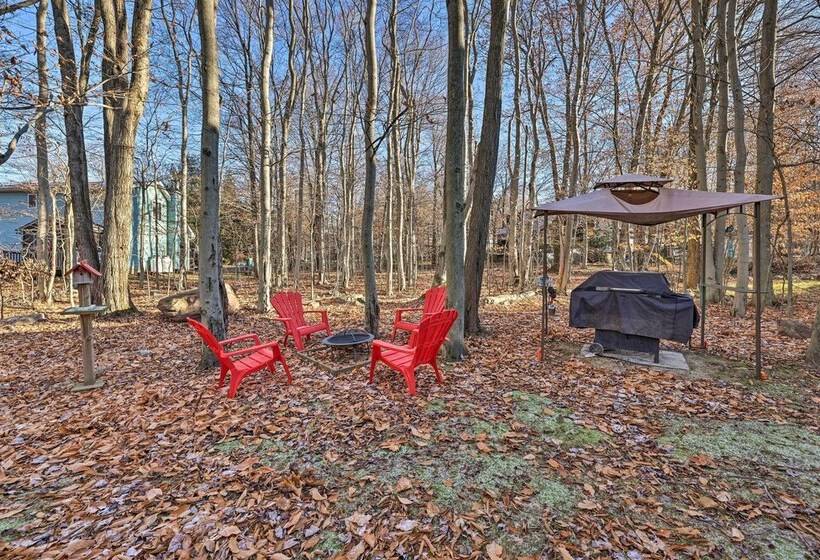 Modern Poconos Gem W/ Fire Pit, Deck & Pool Access