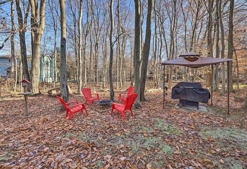 Modern Poconos Gem W/ Fire Pit, Deck & Pool Access