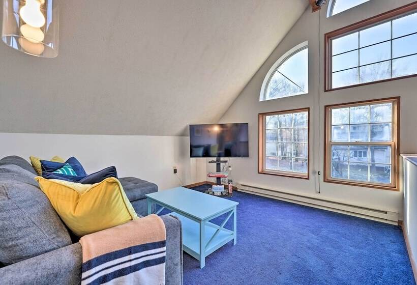 Modern Poconos Gem W/ Fire Pit, Deck & Pool Access