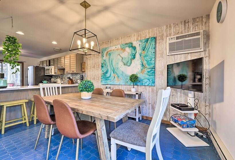 Modern Poconos Gem W/ Fire Pit, Deck & Pool Access