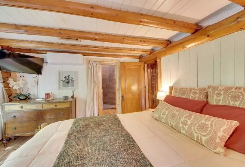 Unique Maine Log Cabin W/ Trout Ponds & Sauna!