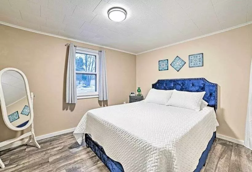 Quaint Frederic Home: Ski, Boat + Hike Nearby