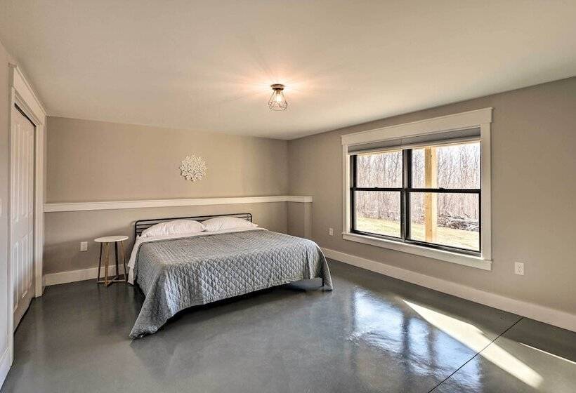 Secluded Kingfield Abode W/ Idyllic Mtn Views