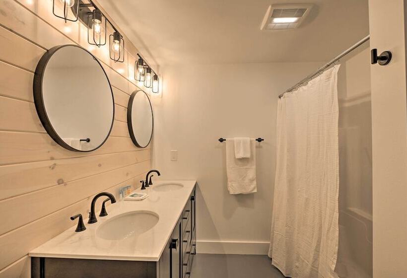 Secluded Kingfield Abode W/ Idyllic Mtn Views