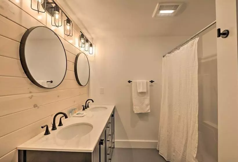 Secluded Kingfield Abode W/ Idyllic Mtn Views