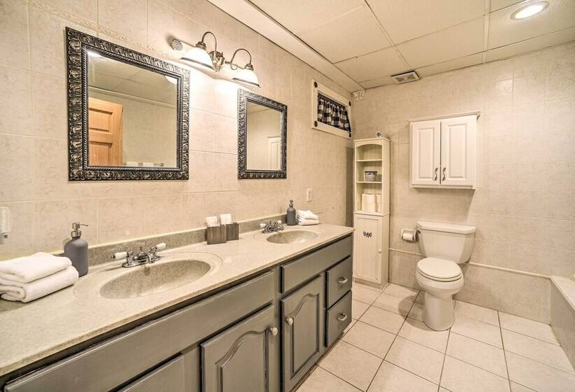 Spacious Cabin W/ Decks Near Saratoga Springs