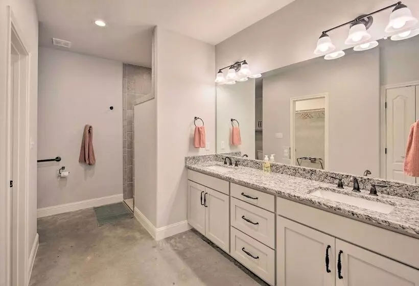 Home W/ Screened Porch   Near Toledo Bend Lake!