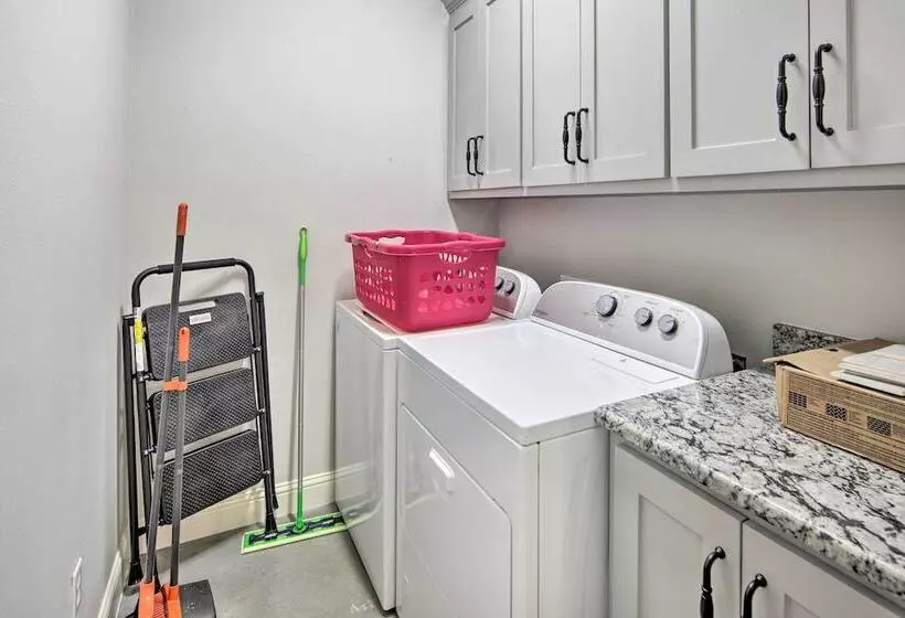 Home W/ Screened Porch   Near Toledo Bend Lake!