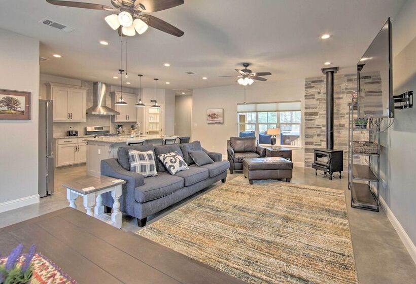 Home W/ Screened Porch Near Toledo Bend Lake!