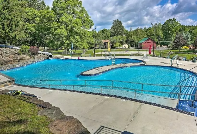 Spacious Lake Ariel Home W/ Deer Lake Beach Access