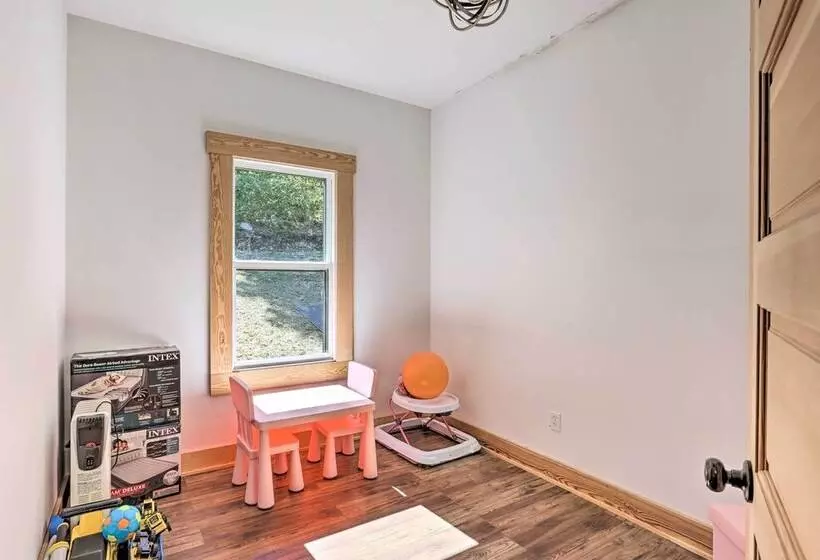 Spacious Lineville Home W/ Deck + Mtn Views!