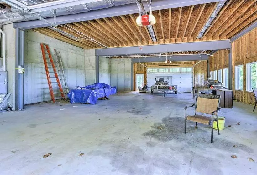 Spacious Lineville Home W/ Deck + Mtn Views!