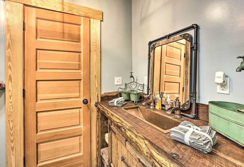 Spacious Lineville Home W/ Deck + Mtn Views!