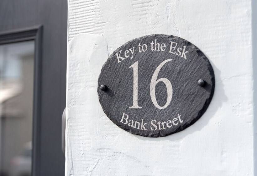 Stunning 1 Bed Cottage Near Carlisle With Hot Tub