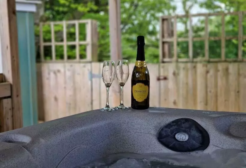 Stunning 1 Bed Cottage Near Carlisle With Hot Tub