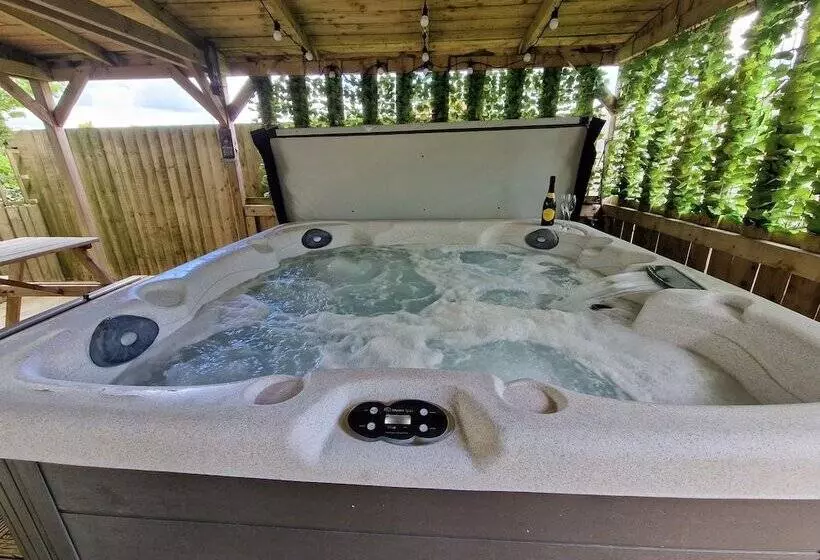 Stunning 1 Bed Cottage Near Carlisle With Hot Tub